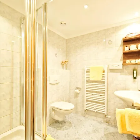 ホテル Garni Bellevue イシュグル