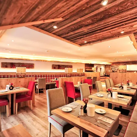 ホテル Garni Bellevue 4*